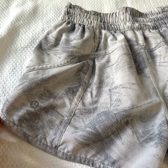 Lululemon Tracker Short V (4") SZ 4 - Picture 3 of 6